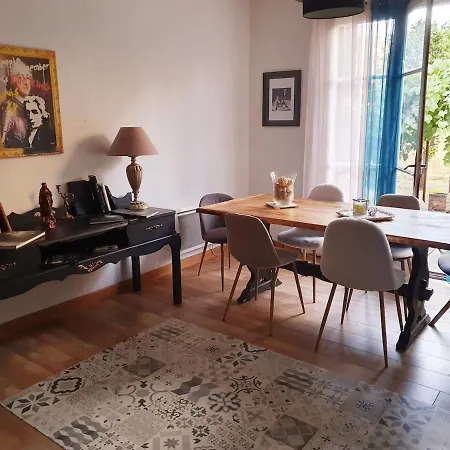 Ground Floor Of A Bucolic In Town, Garden Et Parking